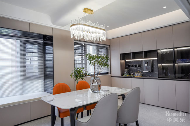 120㎡現(xiàn)代三居室，開放式廚房加島臺(tái)設(shè)計(jì)，這樣的橫廳布局真的很美好